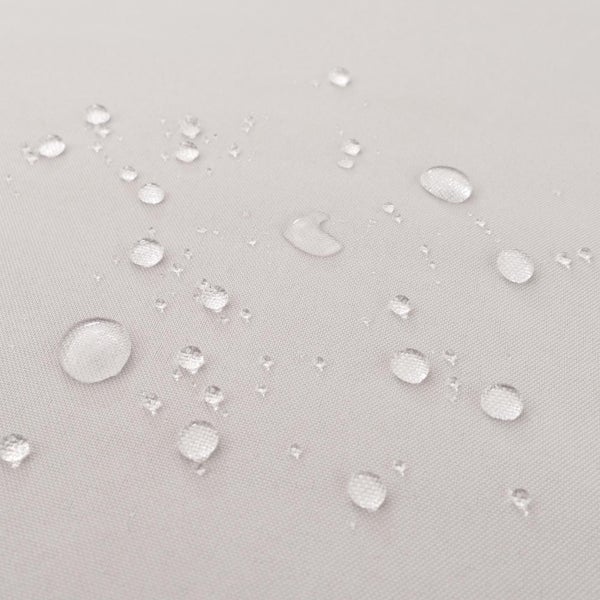 Nahaufnahme von Wassertropfen auf wasserabweisendem Gewebe