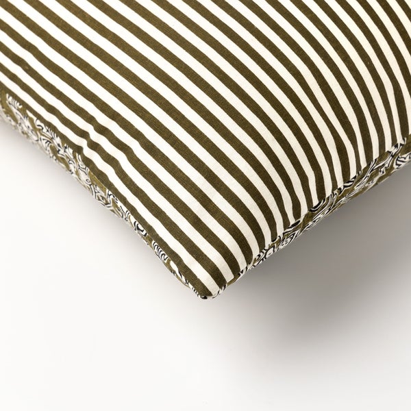 Gestreiftes Zierkissen mit Muster am Rand