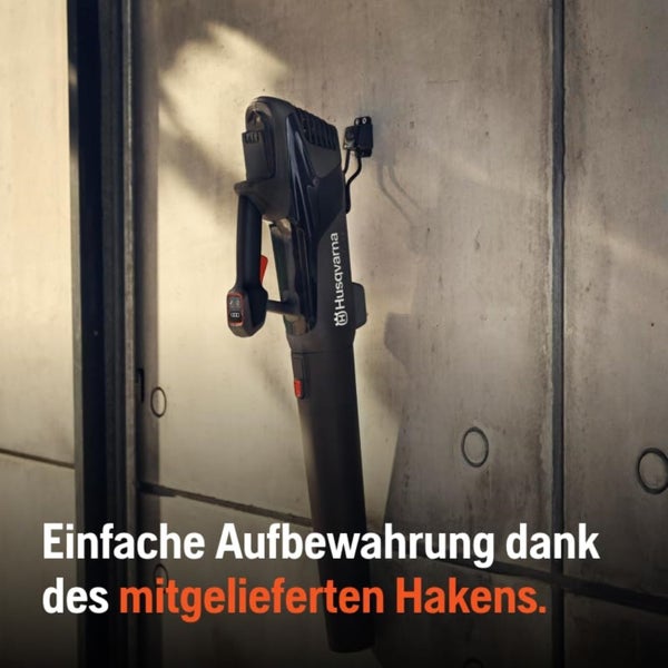 Husqvarna Akku Laubbläser mit Aufhängevorrichtung an der Wand