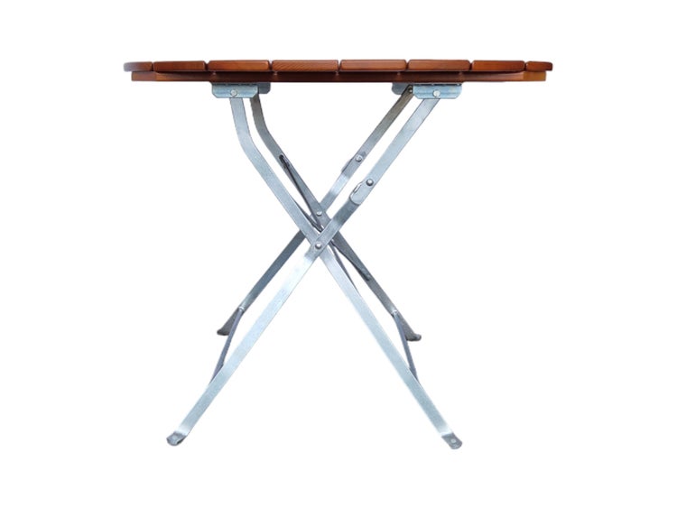 Klapptisch mit Tischplatte aus Holzlatten und klappbarem Metallgestell.