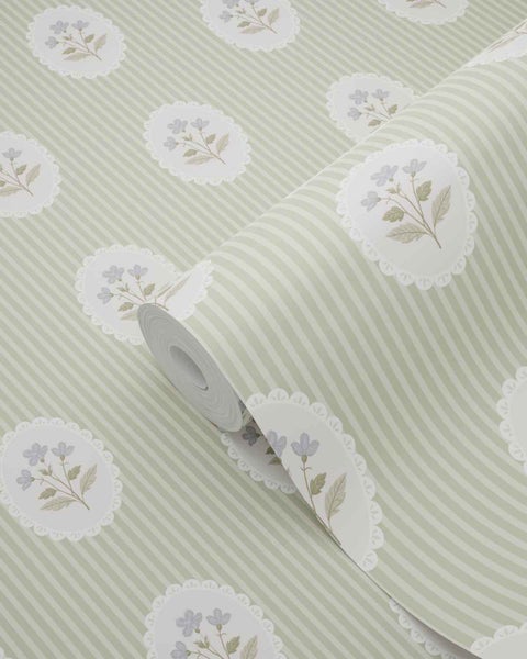 Vliestapete mit Streifenmuster und floralen Motiven in ovalen Medaillons für den Landhausstil.