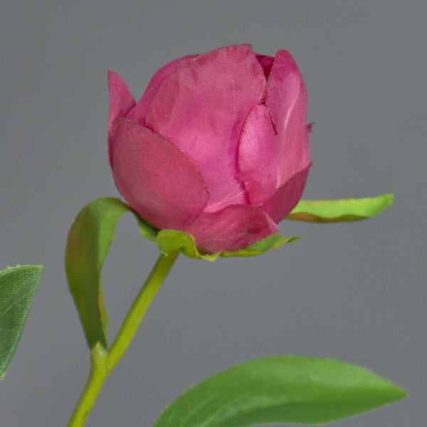Künstliche Pfingstrosenknospe in Pink mit grünem Stängel und Blättern aus Textil.