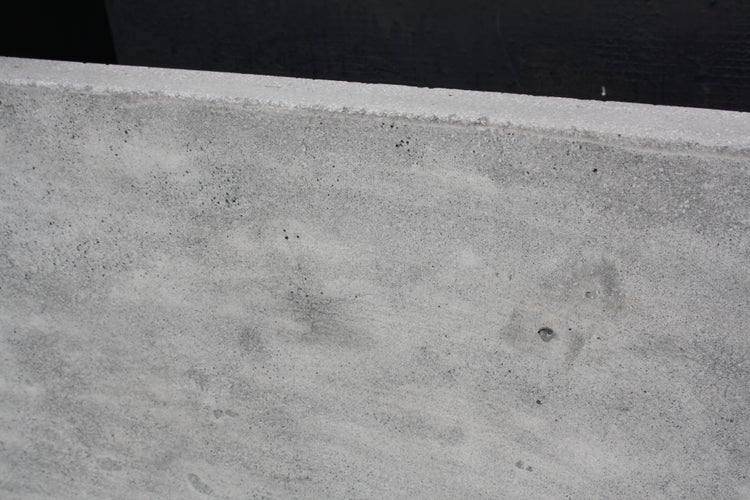 Betonplatte mit strukturierter Oberfläche und sichtbarer Kante.