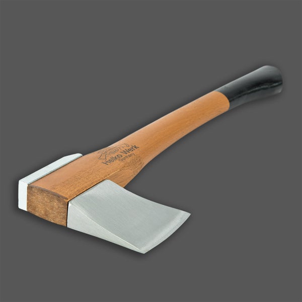Ein Keilspalter von Helko Werk mit Holzstiel und Metallkopf.