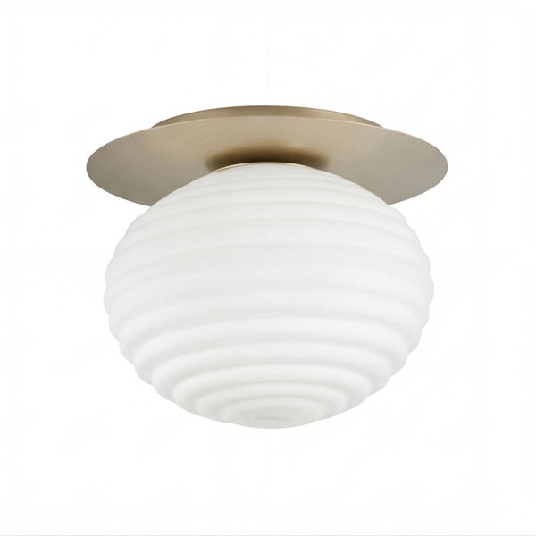 Moderne Deckenleuchte mit geriffeltem Glaskörper in Weiß und runder Deckenhalterung in Goldoptik aus Metall.