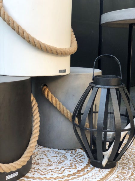 Innenraum mit strukturierten Tapeten, Sessel und Stehlampe