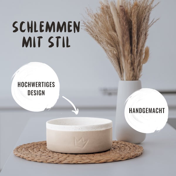 Dekorative Schale auf einem Tischset mit einem Vasenarrangement