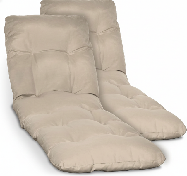 Zwei beige gepolsterte Gartenliegen-Auflagen mit Steppung.