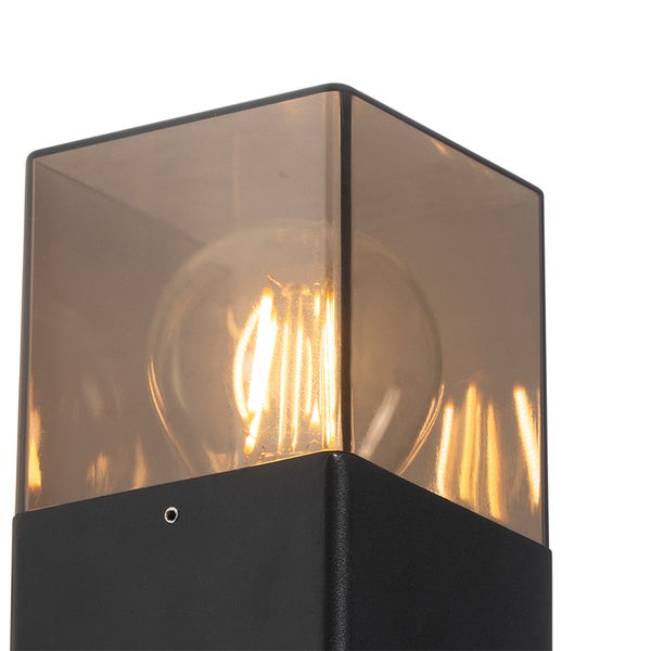 Moderne quadratische Außenwandleuchte mit rauchfarbenem Glasschirm und sichtbarem Filament-Leuchtmittel.