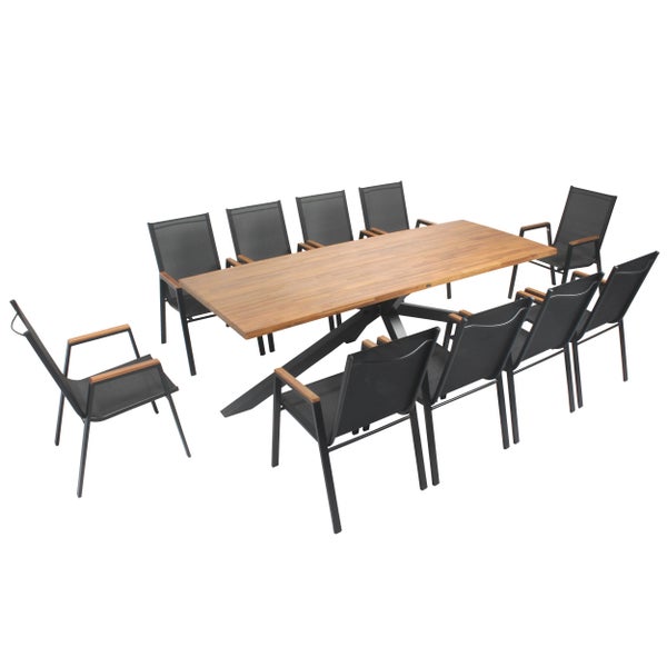 Gartenmöbel-Set mit einem großen rechteckigen Holztisch und zehn Stühlen aus Metall und Textilgewebe mit Holzarmlehnen.