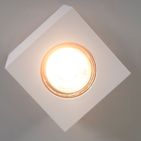 Quadratische Deckeneinbauleuchte mit eingeschaltetem Licht