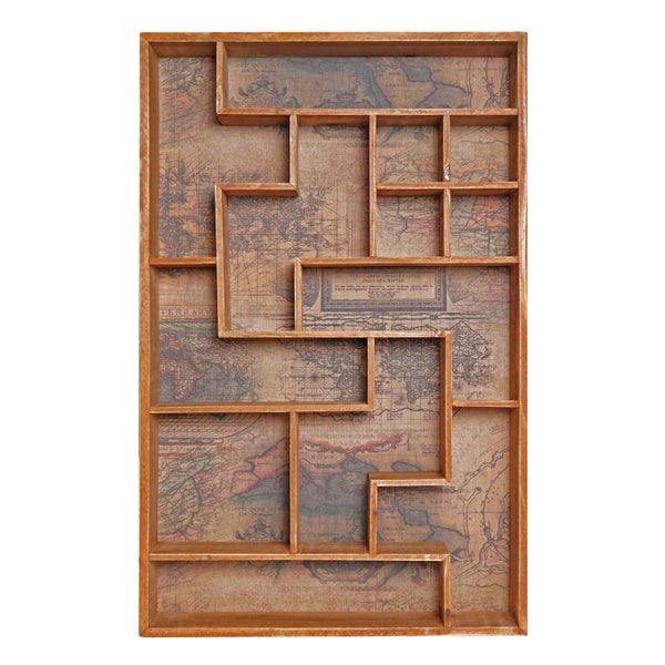 Dekoratives Wandregal mit Weltkartenmuster für Wohnräume