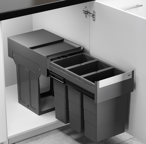 Abfalltrennsystem mit drei Behältern im Küchenschrank