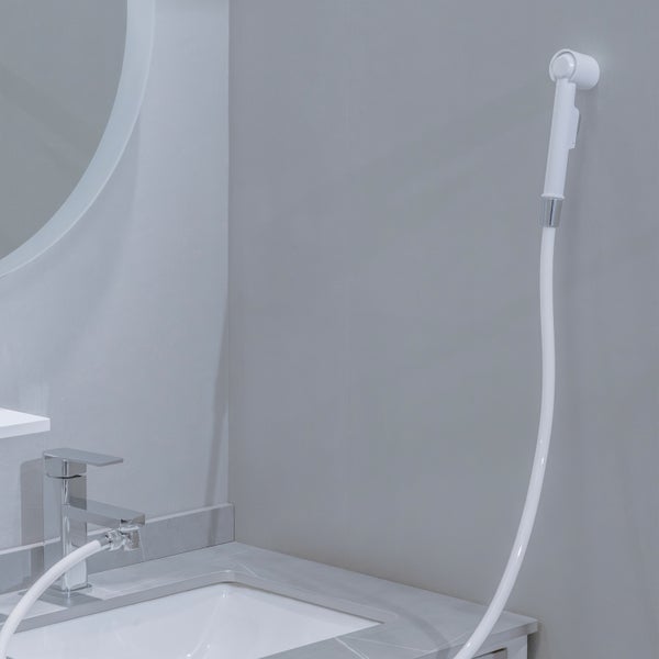 Waschbecken mit Armatur und Bidetbrause im Badezimmer