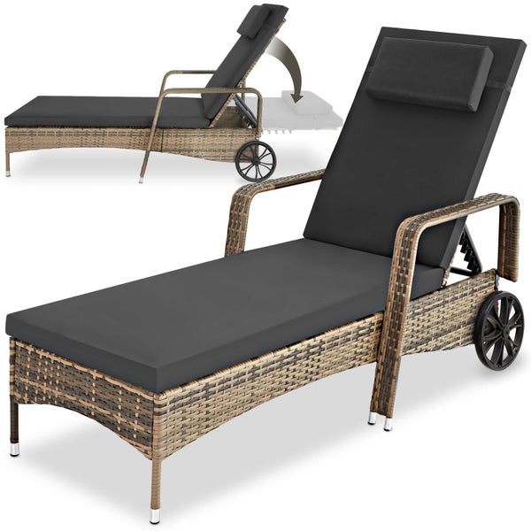Sonnenliege aus Polyrattan mit Rollen, verstellbarer Rückenlehne, grauer Auflage und Kopfkissen.