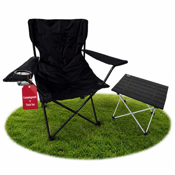 Klappbares Campingstuhl und Tisch Set für den Außenbereich auf einer Grasfläche stehend