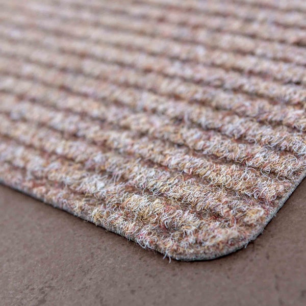 Detailansicht einer Fußmatte mit Rippenstruktur