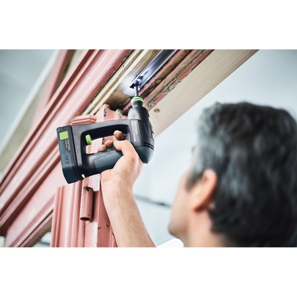 Akkuschrauber beim Schrauben