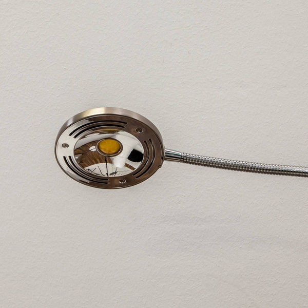 Runder LED-Lampenkopf mit flexiblem Schwanenhalsarm und Lüftungsschlitzen aus Metall.