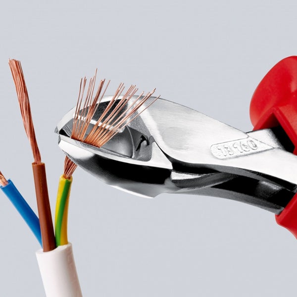 Knipex Seitenschneider schneidet Elektrokabel