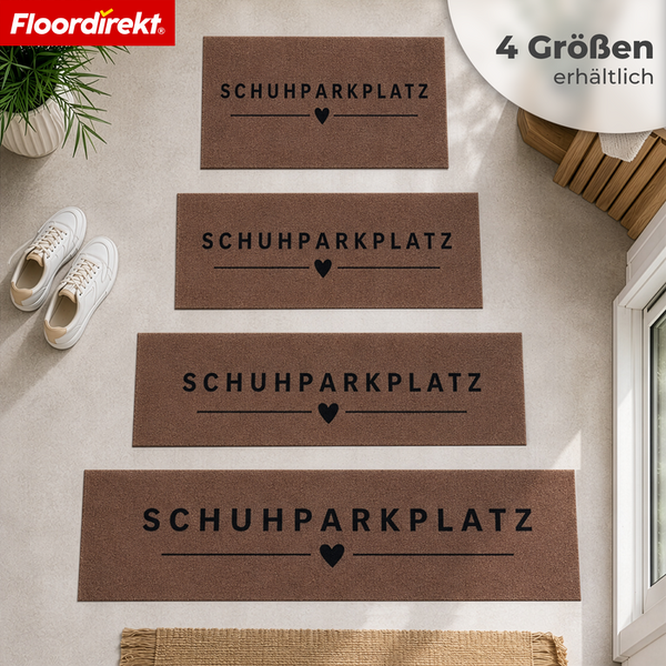 Vier Fußmatten mit Aufdruck Schuhparkplatz in verschiedenen Größen von Floordirekt Logo.