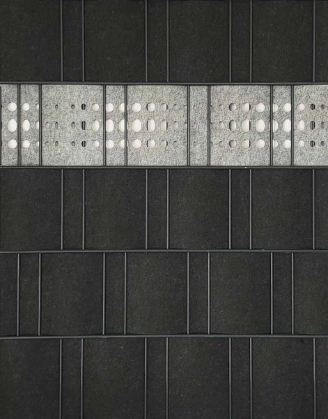 Detailansicht einer Lochplatte mit Aufhängung