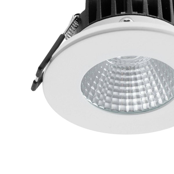 LED Einbaustrahler mit rundem Rahmen, schwarzem Kühlkörper und strukturierter Reflektorfläche.