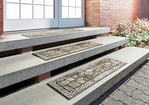 Stufenmatten in Stein-Optik auf Betontreppen im Außenbereich vor einer Tür.