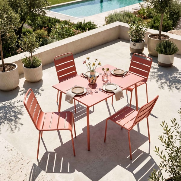 Modernes Gartenmöbel-Set mit rechteckigem Metalltisch und vier Metallstühlen auf einer hellen Terrasse mit Topfpflanzen und Pool.