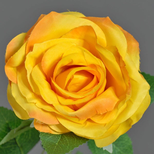 Künstliche Rose aus Textilgewebe in Orange.