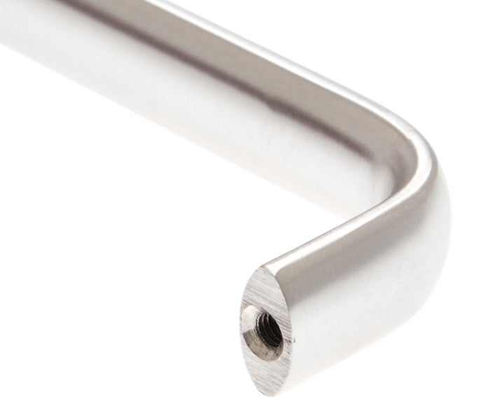 Detailansicht eines gebogenen Möbelgriffs aus Metall mit Gewinde