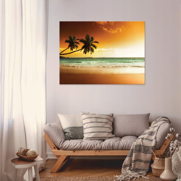 Wandbild mit tropischem Strandmotiv über einem modernen Sofa in einem hellen, organisierten Wohnzimmer.