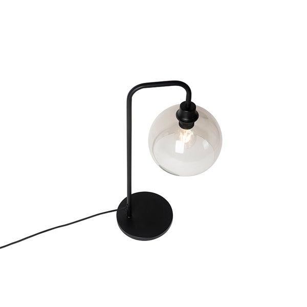 Schwarze Tischleuchte mit gebogenem Metallgestell und runder Glaskugel.