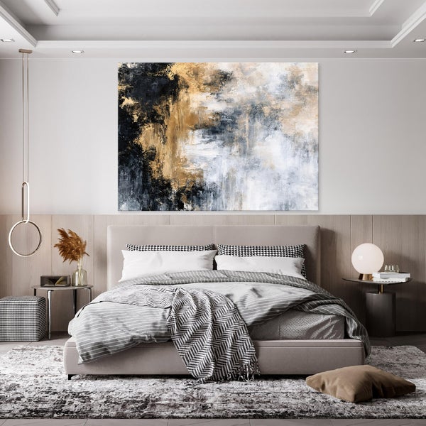 Modernes Schlafzimmer mit großem abstraktem Wandbild in Schwarz Gold und Weiß über einem gepolsterten Bett mit strukturierter Tagesdecke.