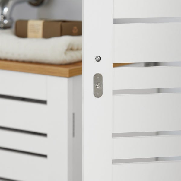 Detailaufnahme einer weißen Schiebetür mit horizontalen Linien und einem silberfarbenen Griff