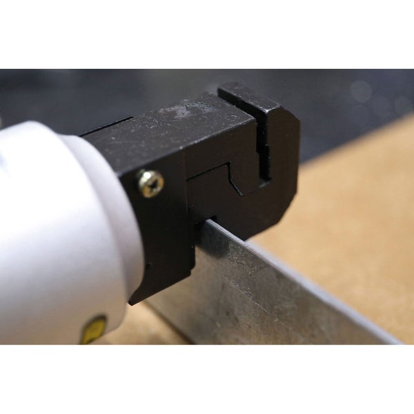 Blechlocher beim Stanzen eines Lochs in ein Metallstück.