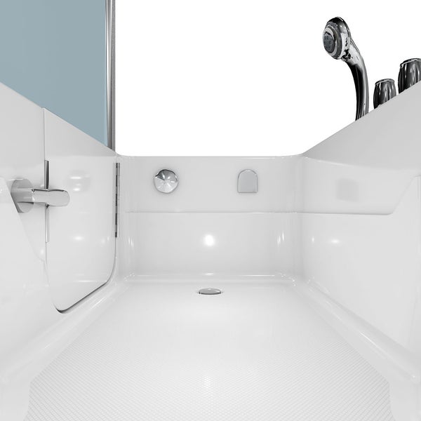 Begehbare Sitzbadewanne mit Tür, Antirutschboden und verchromten Armaturen.