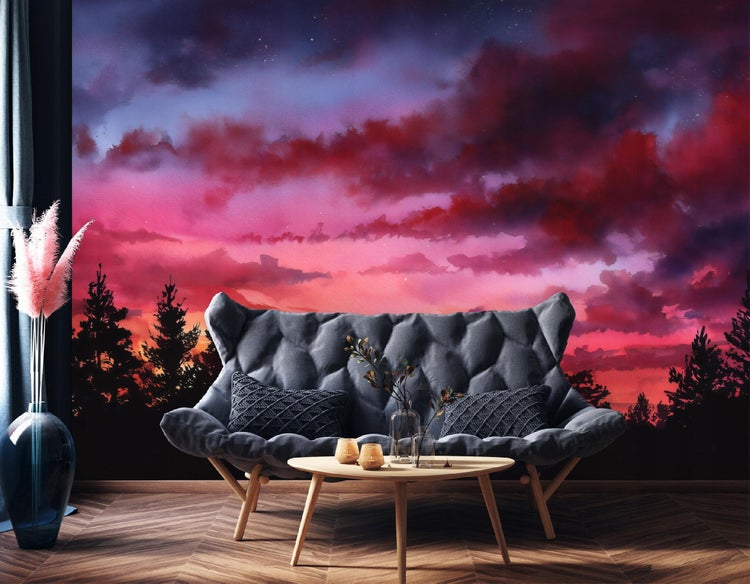 Wohnzimmer mit Sofa, Kissen und Tisch vor einer Wandtapete mit Waldlandschaft