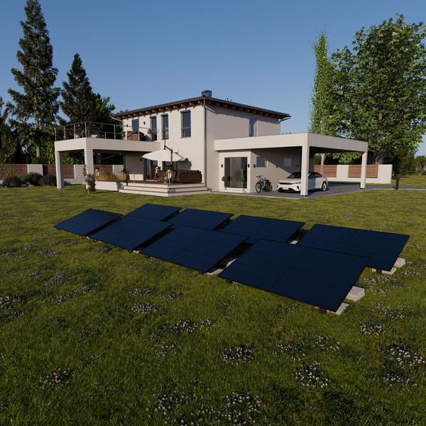 Modernes Wohnhaus mit Carport und Photovoltaikanlage auf der Rasenfläche im Vordergrund.