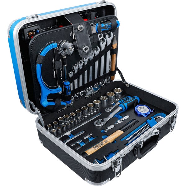 Offener Werkzeugkoffer mit verschiedenen Werkzeugen wie Schraubenschlüssel, Hammer, Zange und Messband