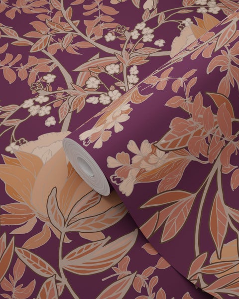 Vliestapete mit floralem Muster aus großen Blüten und Blättern in Violett und Orange, als Rolle dargestellt.