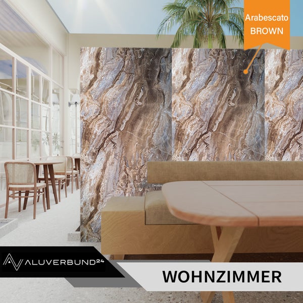 Wohnzimmer mit braunen Arabescato Wandpaneelen und Holzelementen