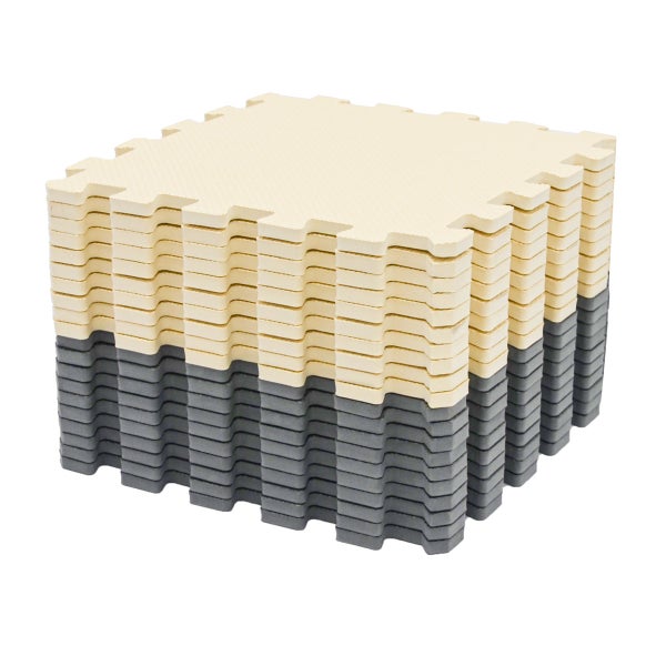 Stapel beige und graue Puzzlematten aus Schaumstoff mit verzahnten Kanten zum Schutz des Bodens.