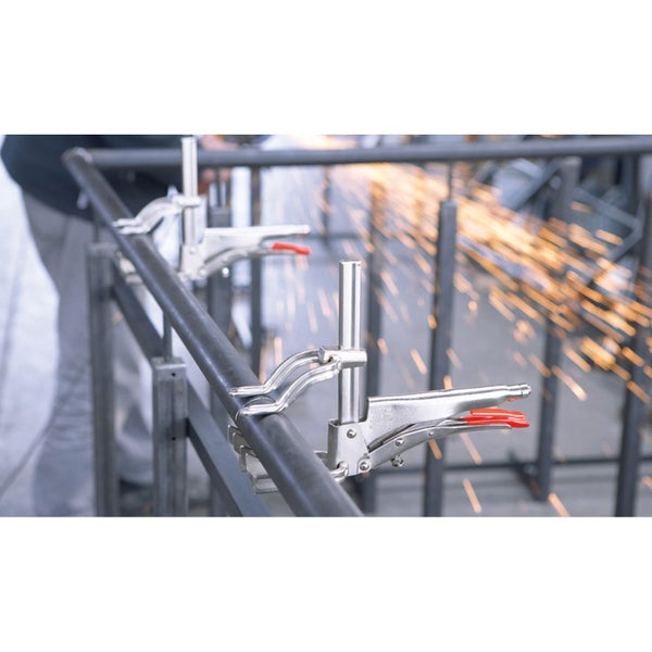 Vertikal-Knebelzwinge befestigt ein Rohr während der Metallbearbeitung.