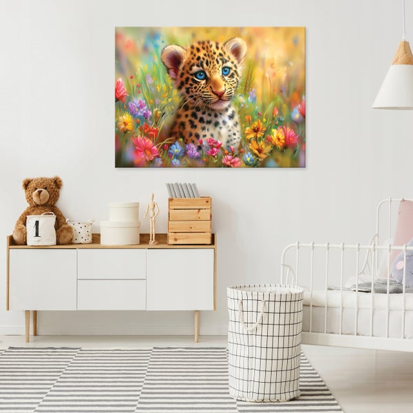 Dekoratives Kinderzimmer mit einem Leinwandbild eines Leopardenwelpen in Blumen