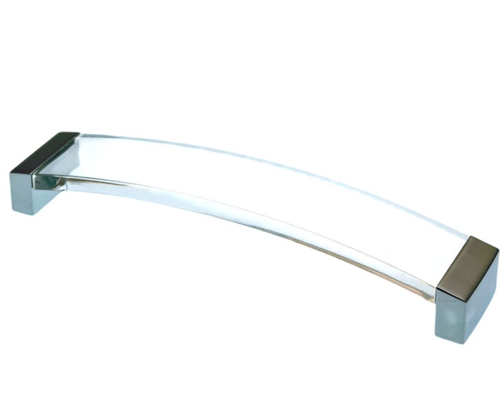Moderner Möbelgriff aus transparentem Kunststoff mit glänzenden Metallelementen an den Enden.