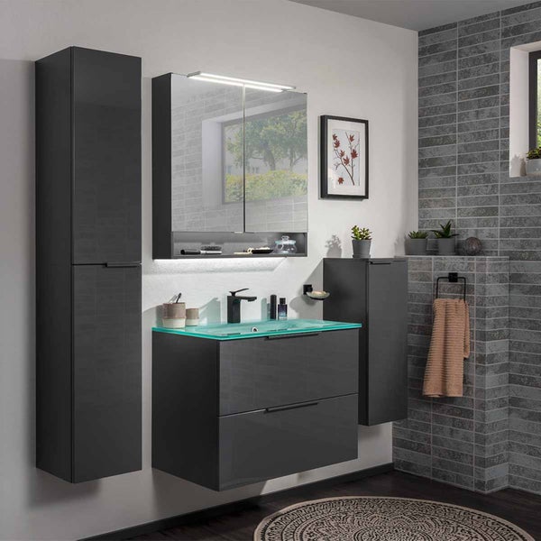 Modernes Badezimmer mit Waschtisch, Spiegelschrank und Hochschrank für eine stilvolle Einrichtung
