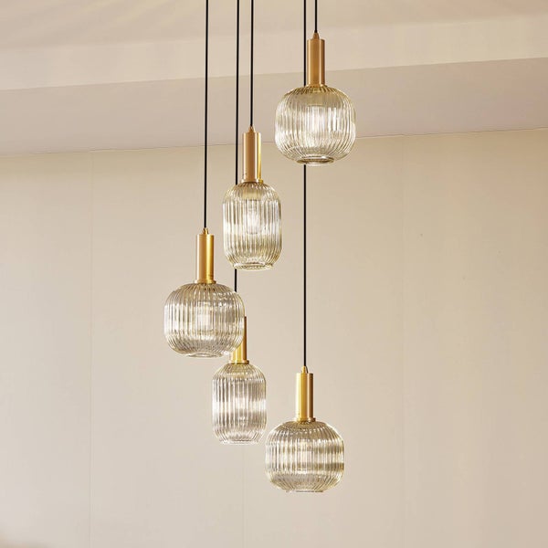 Fünfflammige Pendelleuchte mit geriffelten Glasschirmen und messingfarbenen Fassungen, moderne Hängelampe mit versetzten Höhen.