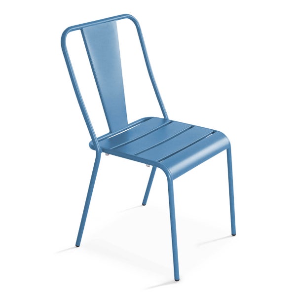 Blauer Gartenstuhl aus Metall mit einer Sitzfläche aus Latten und einer hohen Rückenlehne.
