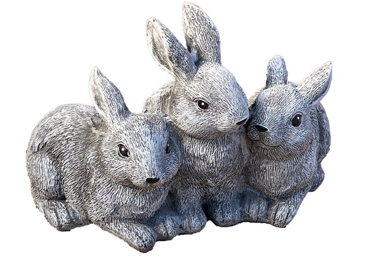 Drei stehende und sitzende Hasenfiguren als Garten-Deko aus Kunststein